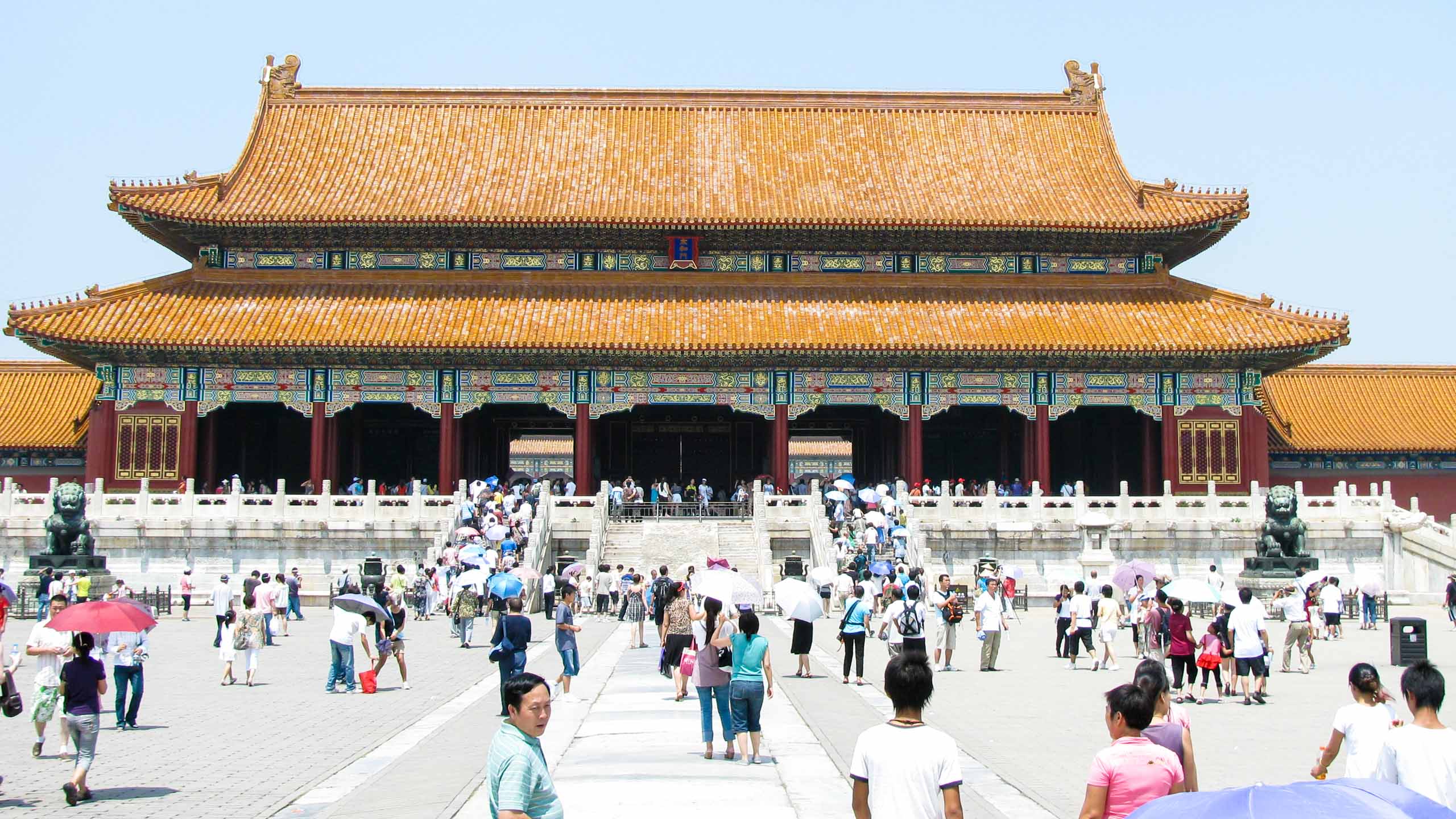 Travelers wander around China palace plaza